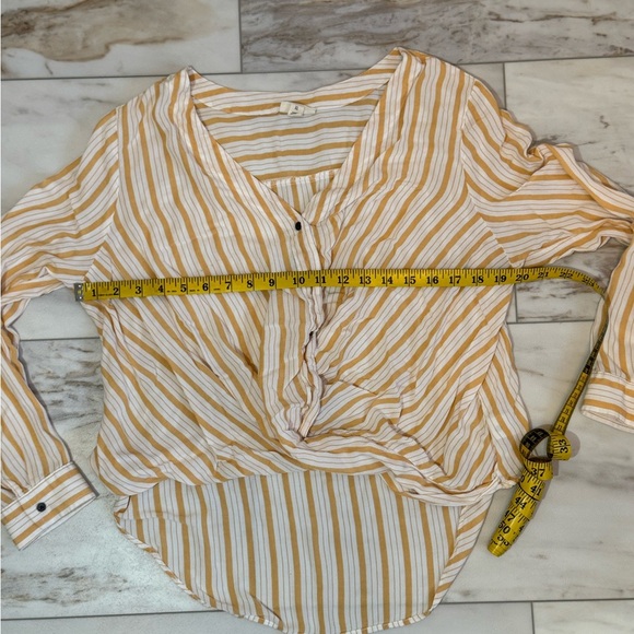 a.n.a A New Approach Women’s XL Mustard & White Striped Twist Front Blouse Rayon - Picture 4 of 7